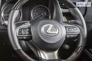 Мультифункциональный руль обшит кожей